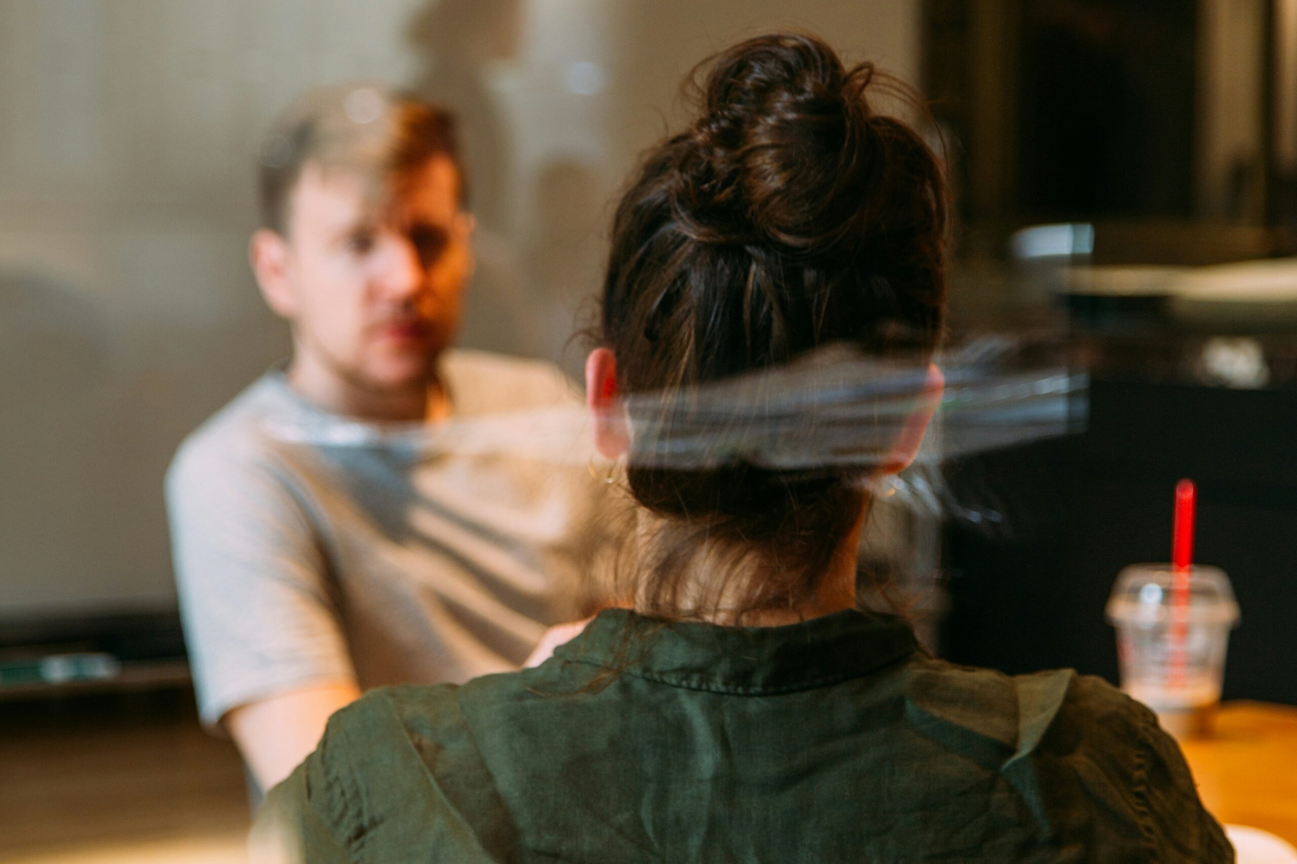 Mulher e homem numa reunião de trabalho