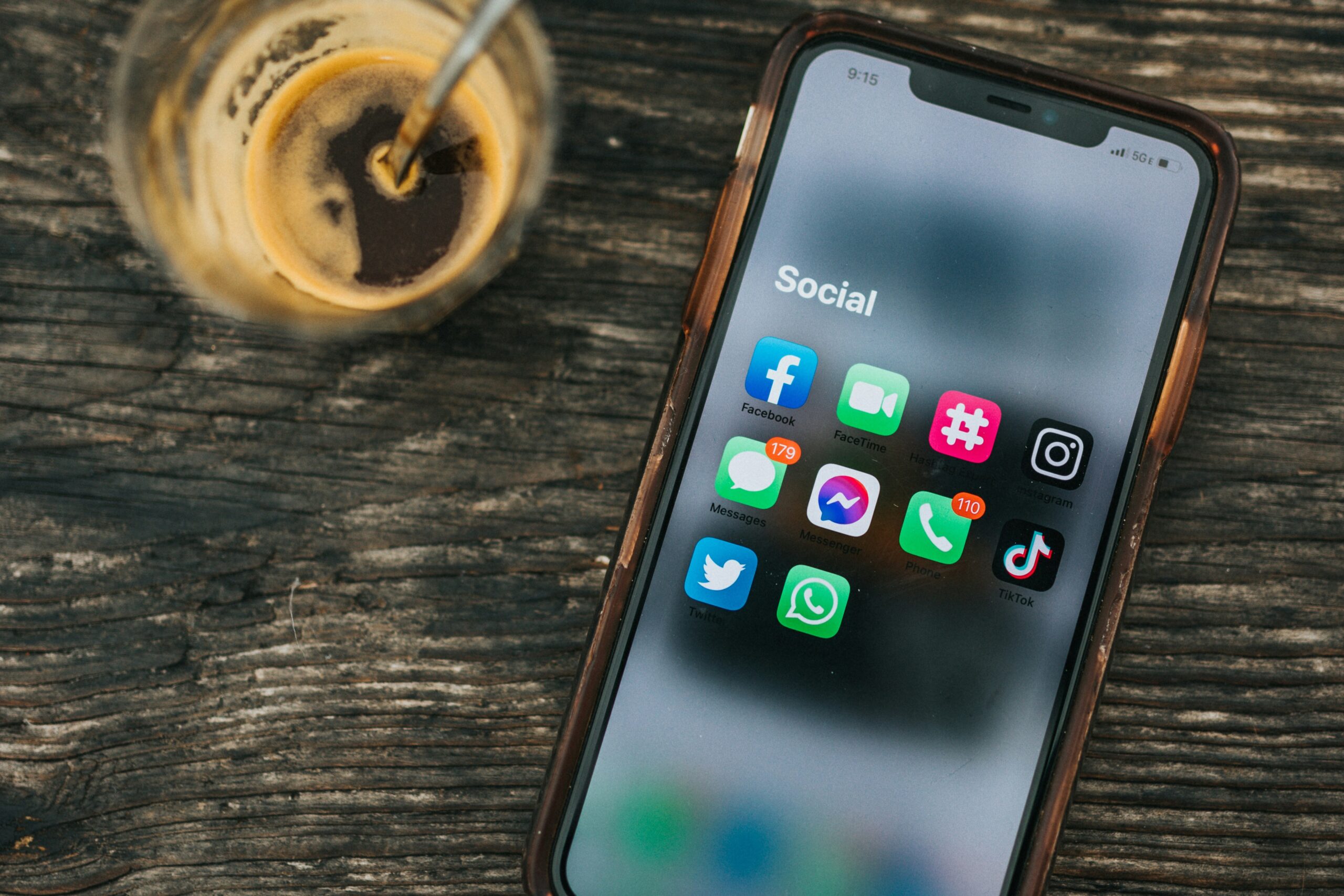 Smartphone com aplicações de redes sociais